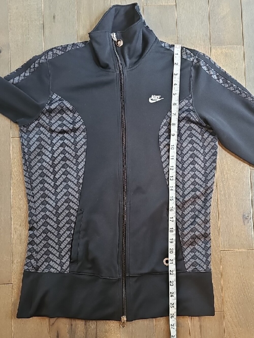 Vintage Nike Women's Black Full-Zip Track Jacket with Gray Pattern, Medium - Picture 9 of 11